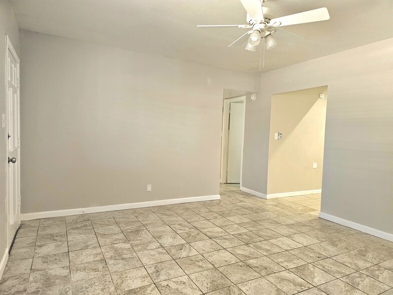 Building Photo - 516 N Roosevelt Ave