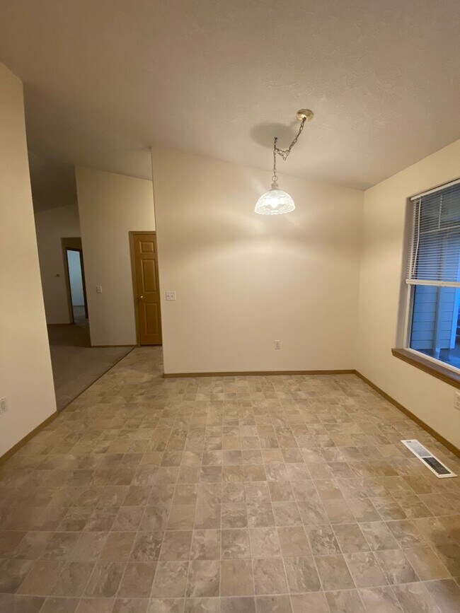 Building Photo - Comfortable 3 Bedroom Home in Hickory Hills