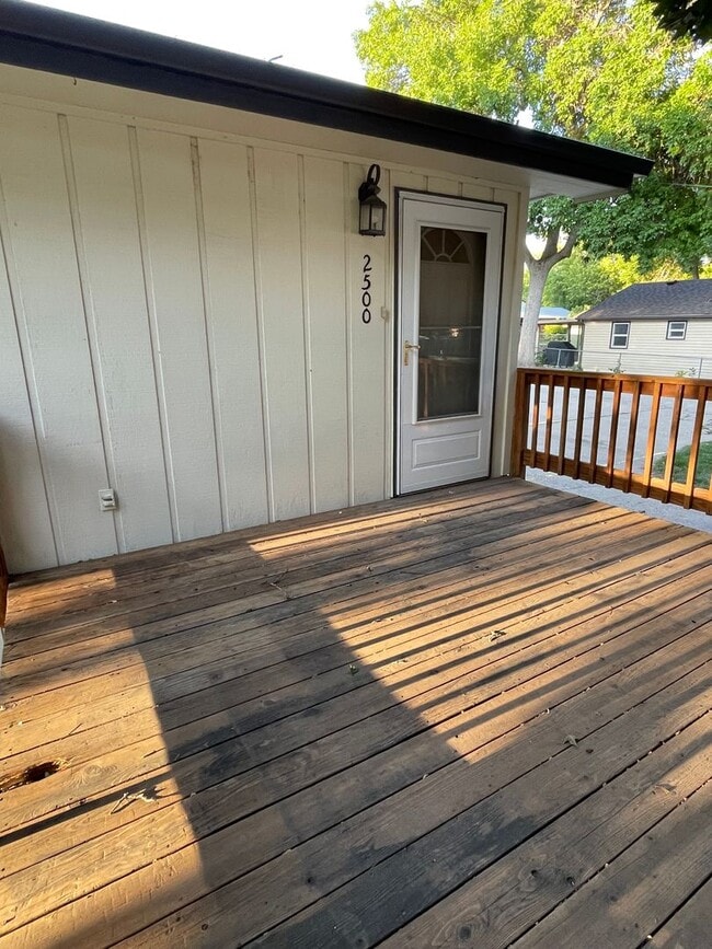 Building Photo - STUDENTS WELCOME! Spacious 3-Bedroom / 1-Bath Duplex w/ Fenced Backyard