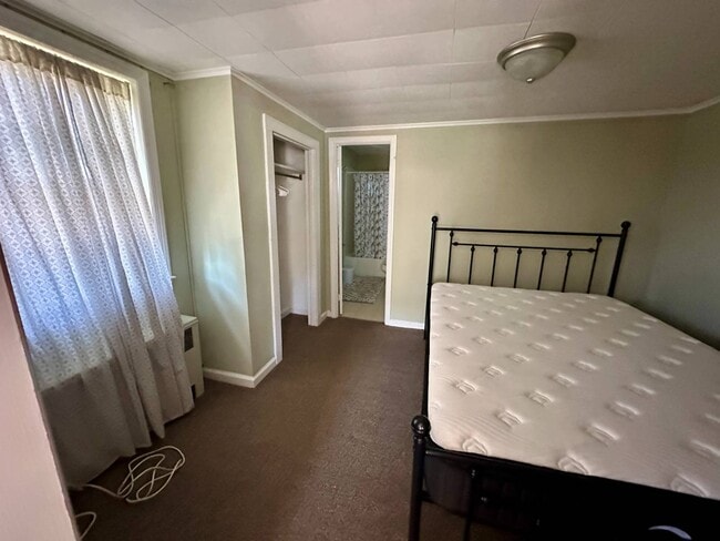 Building Photo - 27 Center St