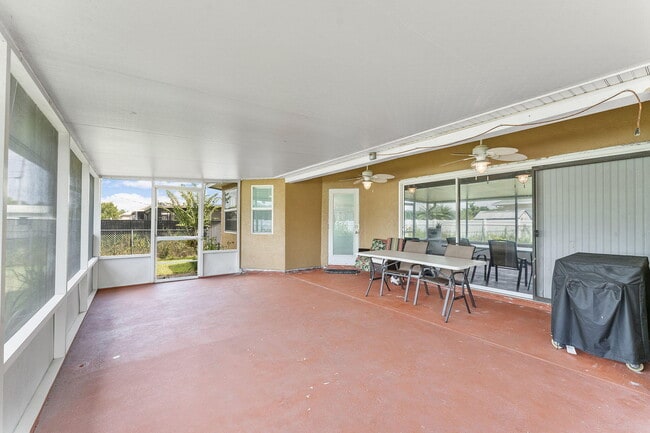 Building Photo - 1622 SW Realty St