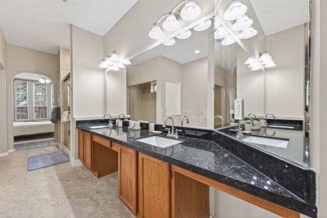 Building Photo - 6635 Queensclub Dr