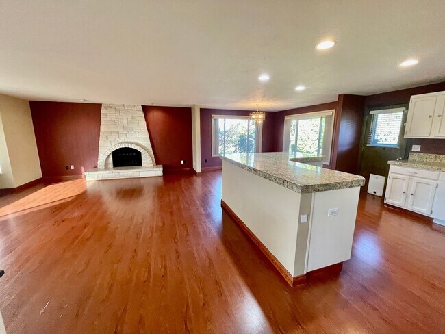 Building Photo - Sprawling 5bd/3bath Split-Level Home | Sto...