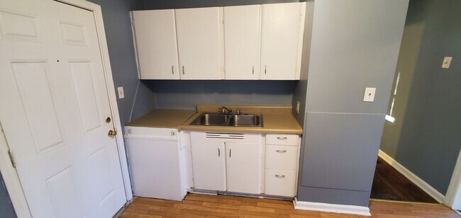 Building Photo - 2 Bedroom 1 Bathroom House!