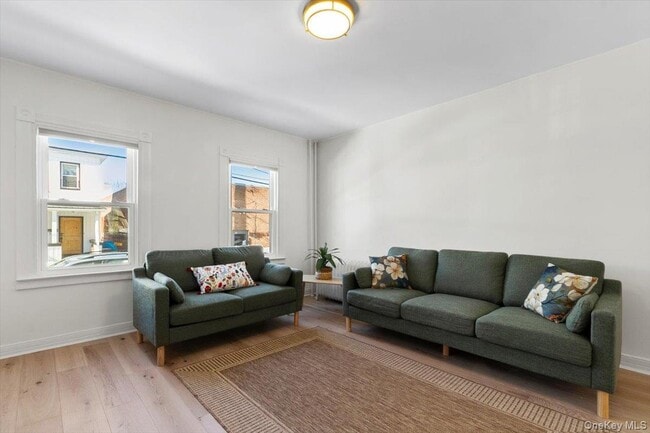 Building Photo - 8 S Cedar St