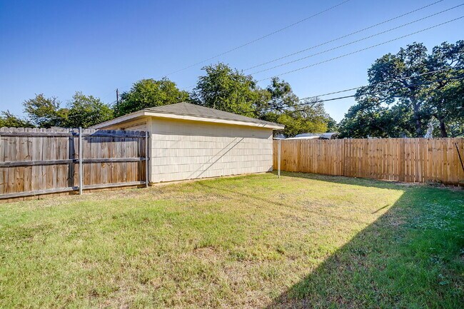 Building Photo - Cozy 2-Bed Duplex Available for Immediate ...