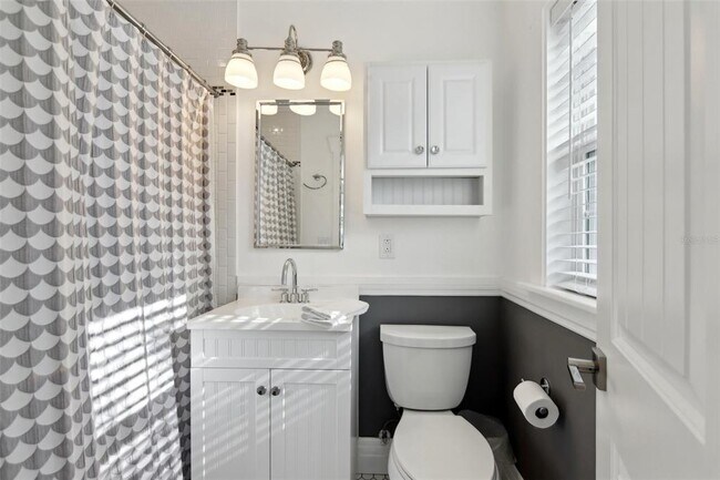 Building Photo - 157 9th Ave N