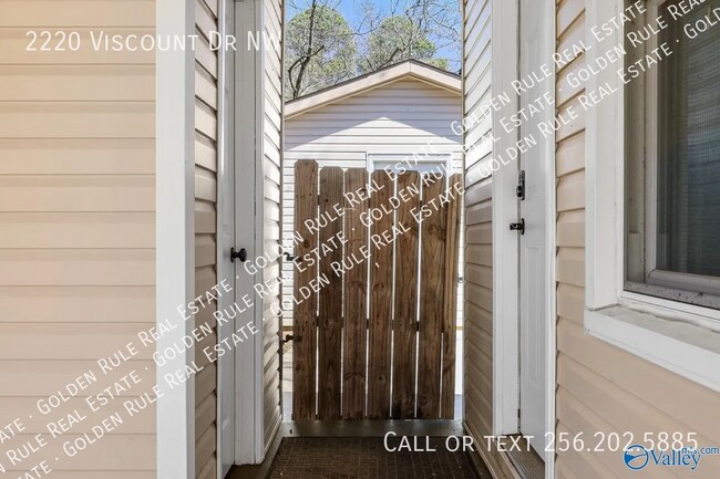 Building Photo - 2220 Viscount Dr NW