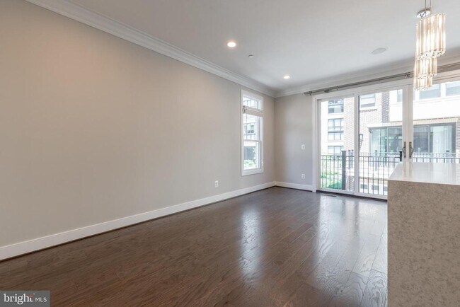 Building Photo - 1527 16th Rd N