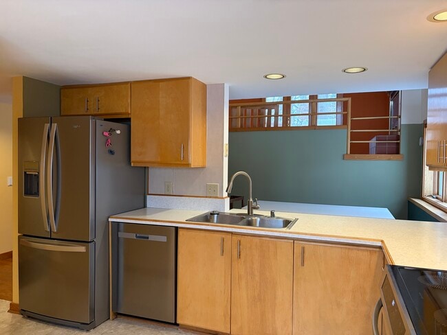 Building Photo - 6526 Bettys Ln