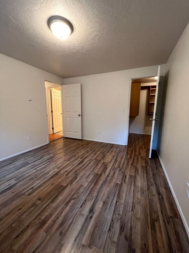 Building Photo - 2 Bedroom Condo in Lake Oswego