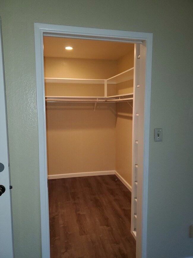 Building Photo - Modesto 3 bedroom 2.5  bathroom off McHenry