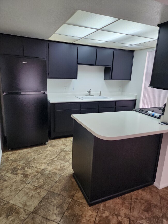 Kitchen - 1757 W 27th Ln