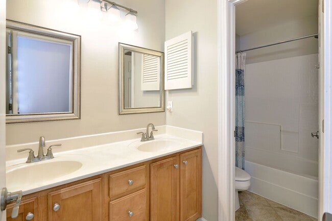 Building Photo - Beautiful York County Home!