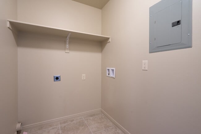 Building Photo - 3 Bedroom Townhome in Prime Washington Com...
