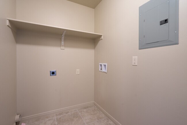 Building Photo - Comfortable Townhome Living with Pool Access