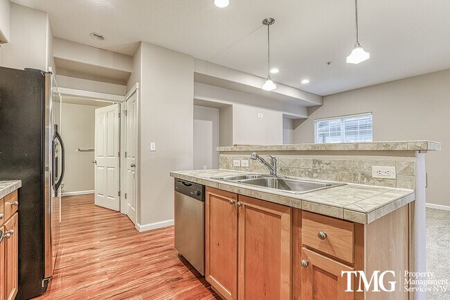 Building Photo - Beautiful Ground Level 1+br Condo ** Water/Sewer/Garbage Included **