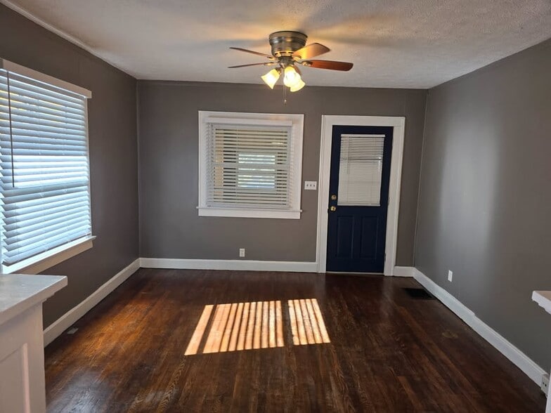 Building Photo - 709 N Drexel Ave