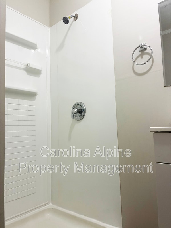 Building Photo - 1500 W Walnut Ave