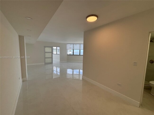 Building Photo - 999 Brickell Bay Dr