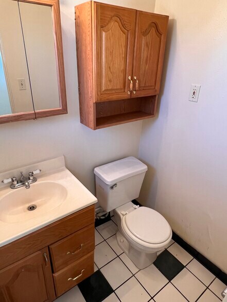 Master 1/2 bath - 529 W 17th Pl