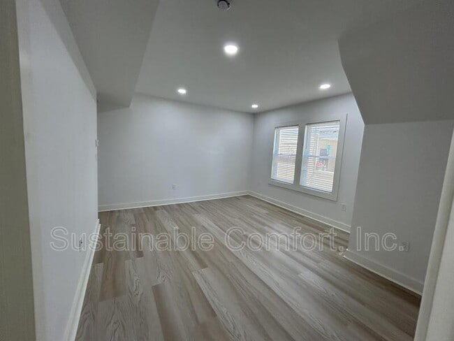 Building Photo - 71 Paine St