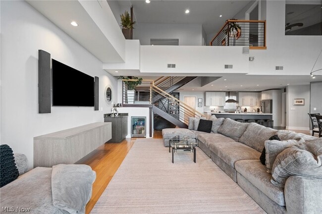 Building Photo - 701 W Lakeside Ave