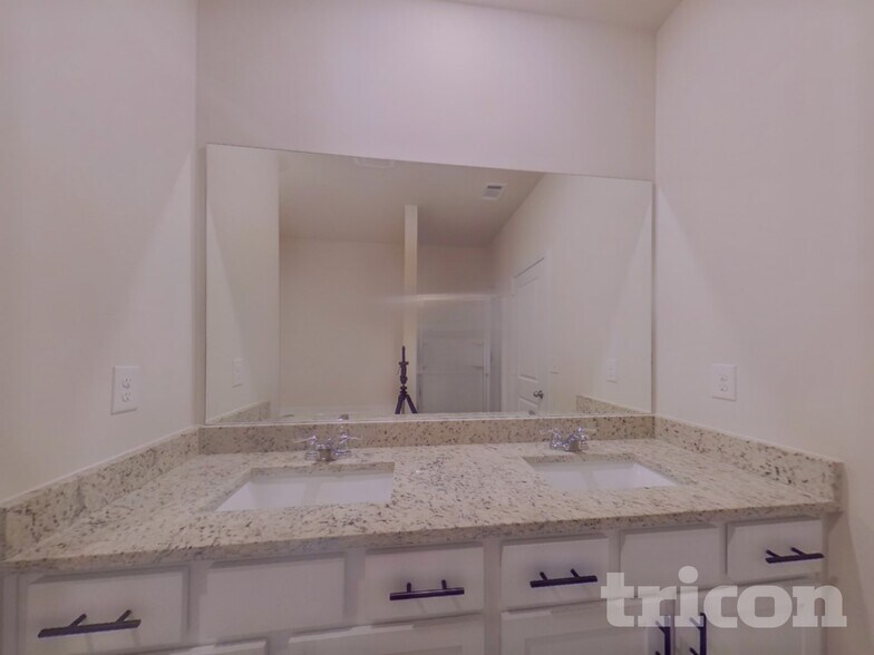 Building Photo - 280 Oliver Dr