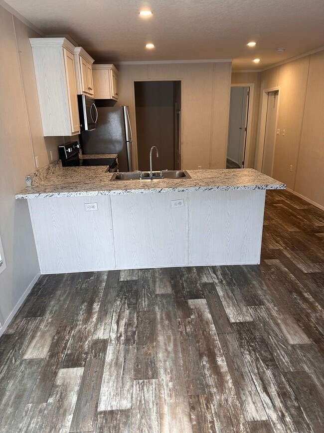 Building Photo - 3 Bedroom/ 2 Bath Mobile Home - Near Beaches & Shopping!