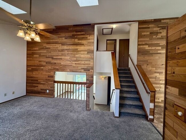 Building Photo - 3 Bedroom 2 Bath Tri Level Home with 2 Car...