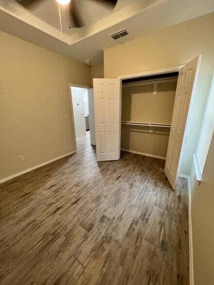 Building Photo - 5101 N Hiawatha Dr