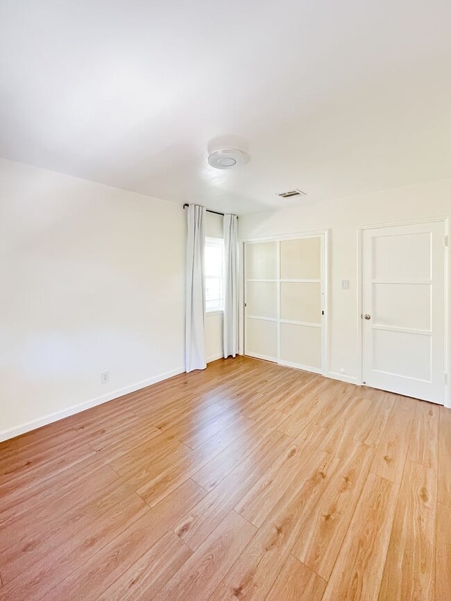 Building Photo - Charming Stand-Alone Home