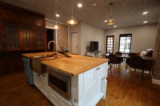 Building Photo - 400 N. 9th-4TH OFFSET