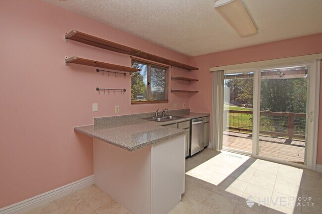 Building Photo - Bright and Spacious Home with a Fantastic ...