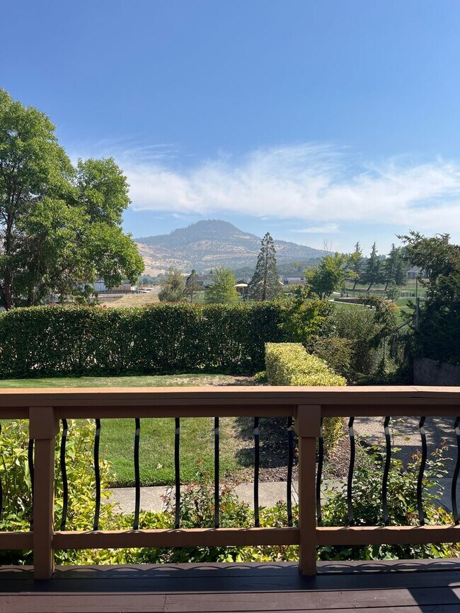 Building Photo - Great East Medford location with views of RoxyAnn