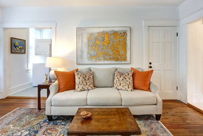 Building Photo - 306 E Victory Dr