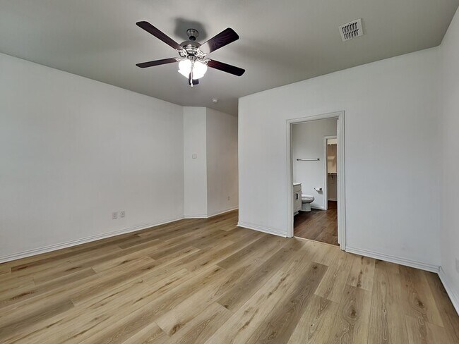 Building Photo - 1548 Woodlake Dr