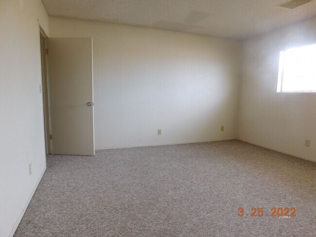 Building Photo - Place 616 W Graaf Ave