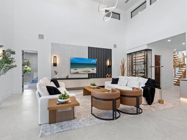 Building Photo - 2467 Hyde Park St