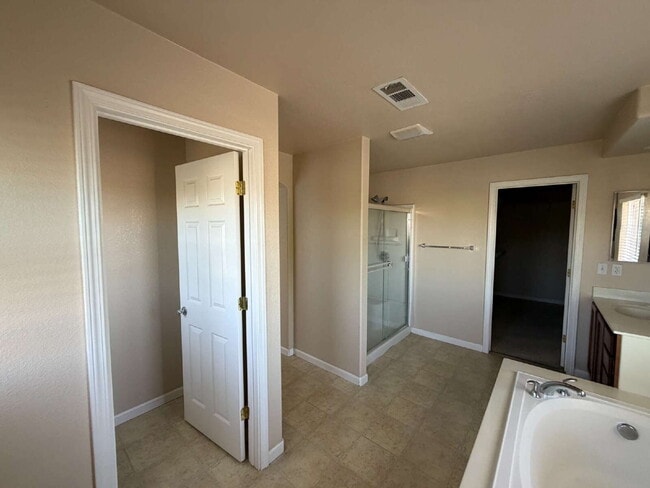 Building Photo - "Spacious 4-Bedroom Haven in Merced with 3 Full Baths & Elegant Granite Countertops!"