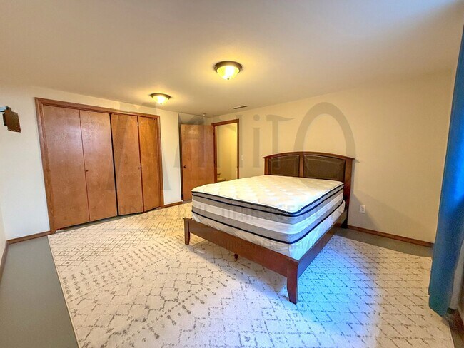 Building Photo - Spacious Eagle Ridge Home