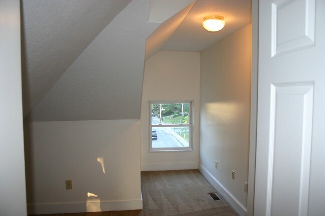 Building Photo - 1986 Summit St