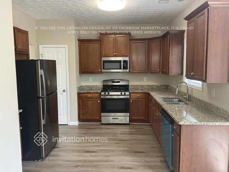 Building Photo - 6490 Drake Manor