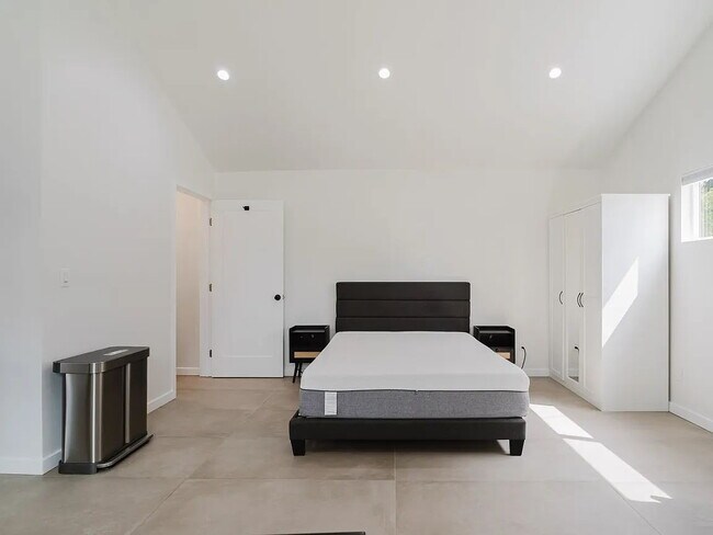 Building Photo - "Charming Reseda Retreat: Cozy 1-Bedroom with Stylish Granite Accents!"