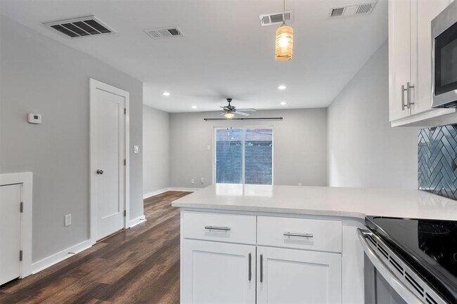 Building Photo - 3810 Southway Dr