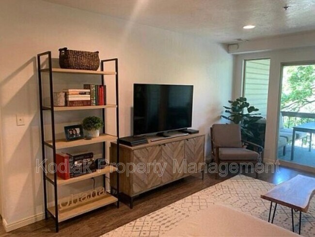 Building Photo - 1044 E 400 S