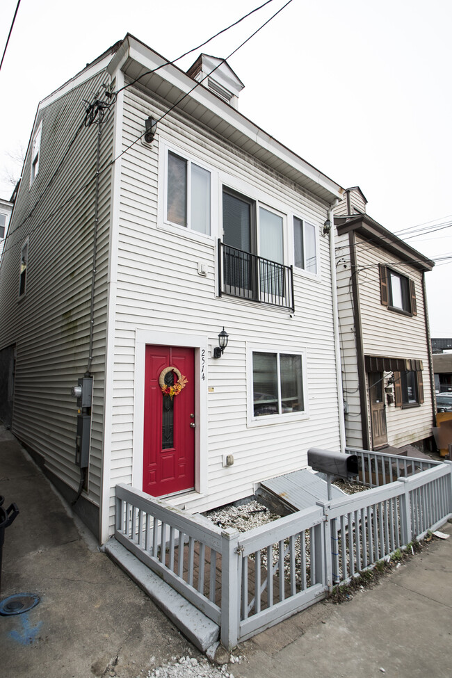 Primary Photo - 2514 Josephine St