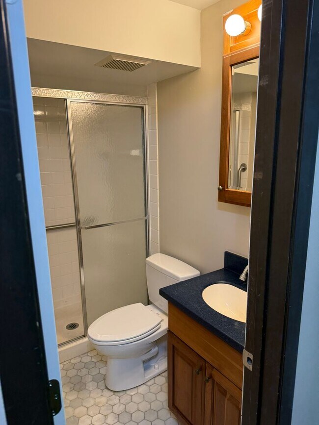 Building Photo - Awesome 3 bed unit