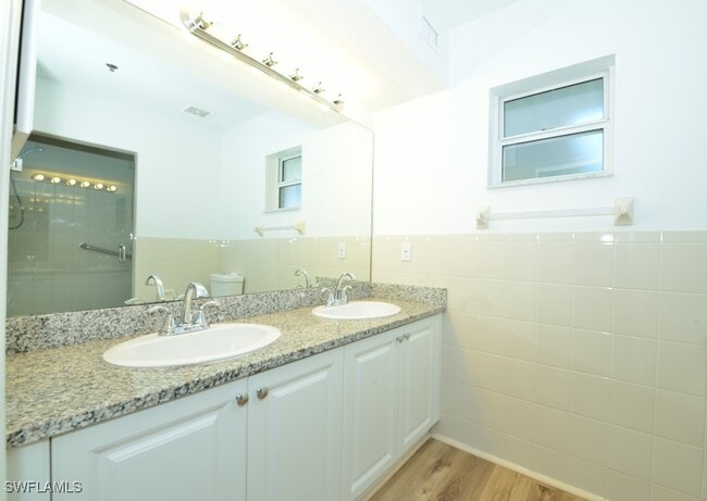 Building Photo - 800 S Golf Dr
