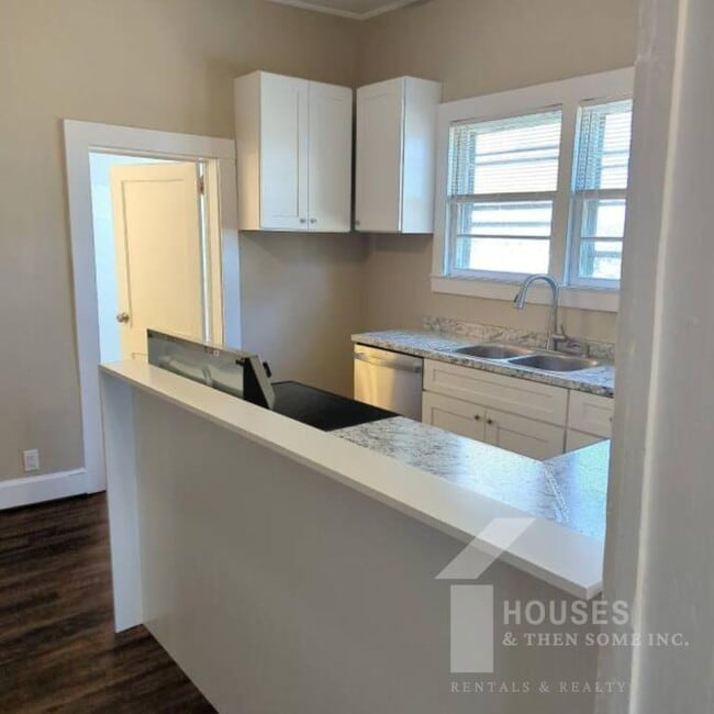 Building Photo - 18 21st St